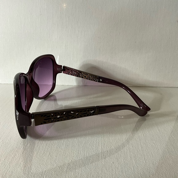 Elegant Purple Women's Sunglasses - Picture 4 of 5